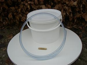 Tappespand med hank og l�g forsynet med slange og tappestuds